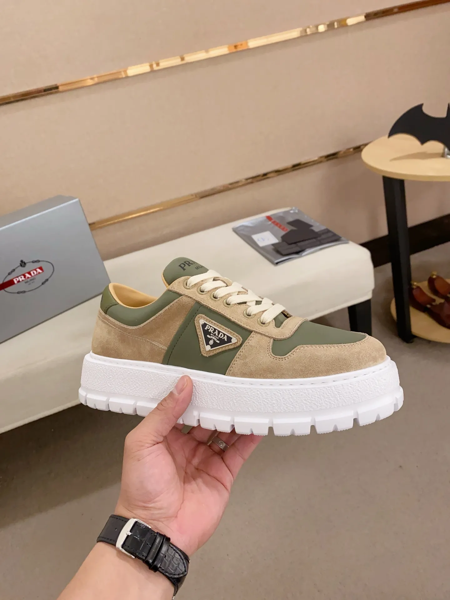 Men's shoes💰 620💰 ✔️✔️✔️Higher version High-quality new PRADA counters are launched simultaneously. The new men's shoes and 😘fabrics are selected from first-layer cowhide and are made by pure handicrafts. Lining: Full cowhide lining. 👍🏿 High-end ☄️ air-cushion molded anti-slip rubber outsole, exquisite lines, simple and elegant, comfortable and high-end for leisure travel. Code number: 38 to 44